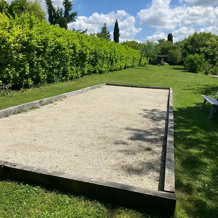 House For 13 People, Heated Pool, Bocce Court *