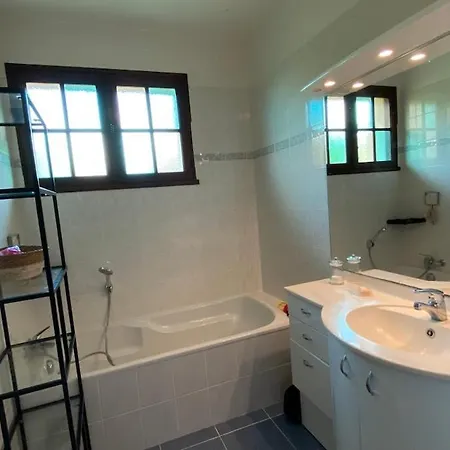 House For 13 People, Heated Pool, Bocce Court