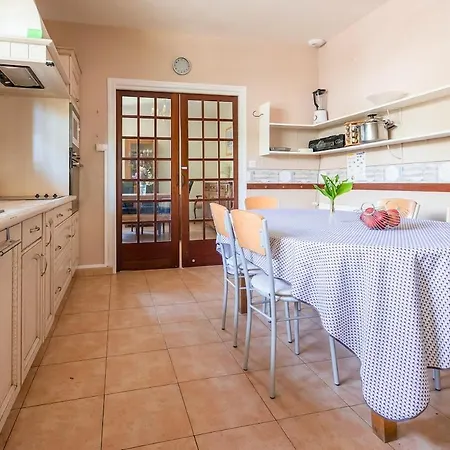 House For 13 People, Heated Pool, Bocce Court