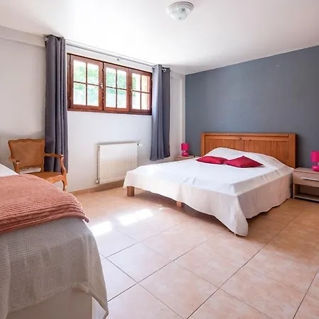 House For 13 People, Heated Pool, Bocce Court