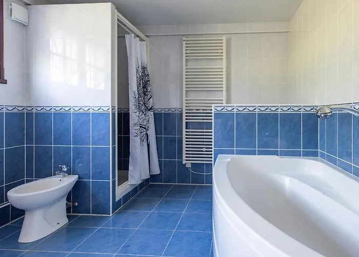 House For 13 People, Heated Pool, Bocce Court *