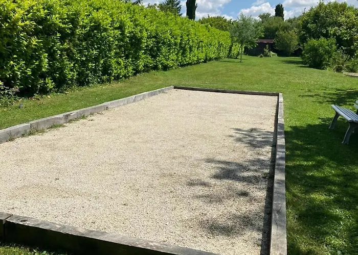 House For 13 People, Heated Pool, Bocce Court *