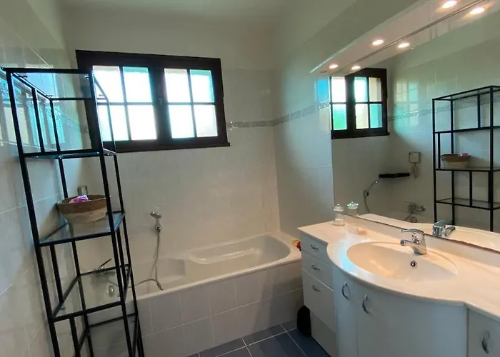 House For 13 People, Heated Pool, Bocce Court