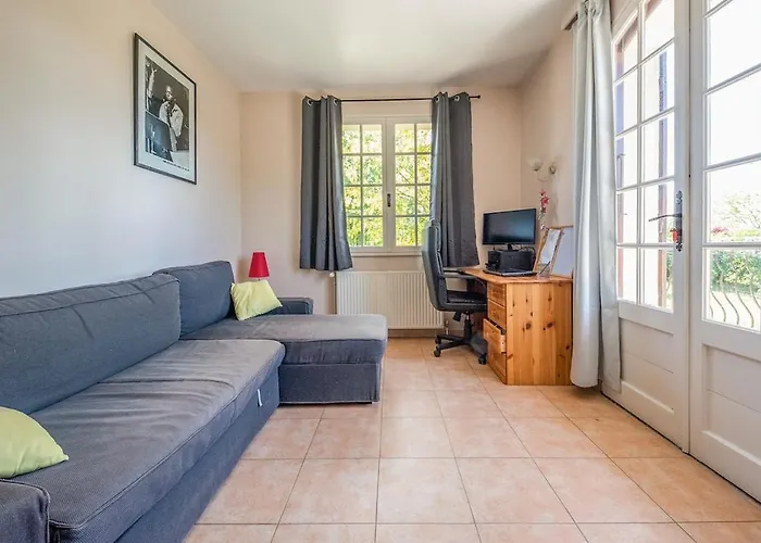 House For 13 People, Heated Pool, Bocce Court *