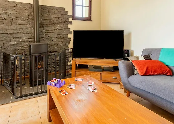 House For 13 People, Heated Pool, Bocce Court *