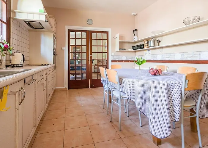 House For 13 People, Heated Pool, Bocce Court