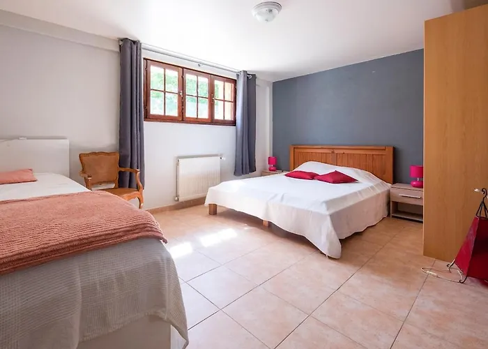 House For 13 People, Heated Pool, Bocce Court